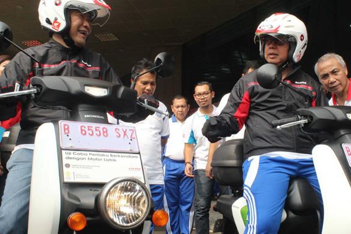 (dari kanan di atas motor) Direktur Jenderal Perhubungan Darat Kementerian Perhubungan Republik Indonesia Pudji Hartanto bersama dengan Direktur Marketing AHM Margono Tanuwijaya mencoba motor listrik Honda EV Neo dalam acara pembukaan uji coba perilaku berkendara sepeda motor listrik di Kementrian Perhubungan Darat (2/9). AHM mendukung program pemerintah ?Uji Coba Perilaku Berkendara? Sepeda Motor Listrik? sebagai upaya menyiapkan alternatif kendaraan bermotor yang ramah lingkungan untuk masyarakat Indonesia.