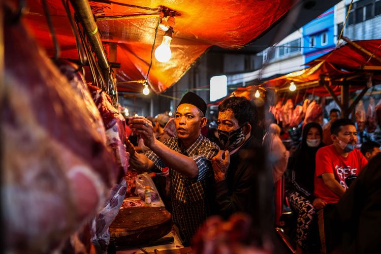 Warga berbelanja di Pasar Kebayoran Lama, Jakarta Selatan, Selasa (11/5/2021). Meskipun masih dalam masa pandemi Covid-19, pasar tradisional hingga pasar swalayan ramai dipadati pengunjung yang hendak berbelanja berbagai kebutuhan untuk Lebaran.