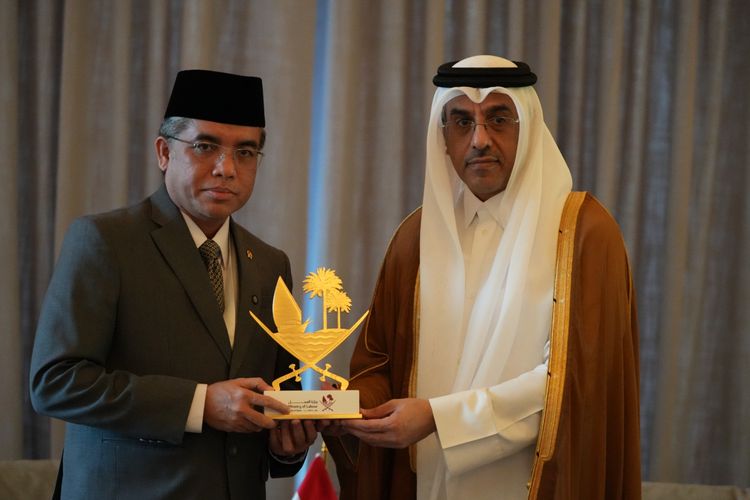 Menteri Ketenagakerjaan (Menaker) RI Yassierli bersamaMenteri Tenaga Kerja Qatar, Ali bin Saeed bin Samikh Al Marri.