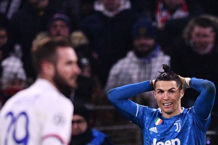 Juventus Portuguese forward Cristiano Ronaldo (R) reacts during the UEFA Champions League round of 16 first-leg football match between Lyon and Juventus at the Parc Olympique Lyonnais stadium in Decines-Charpieu, central-eastern France, on February 26, 2020. (Photo by FRANCK FIFE / AFP)