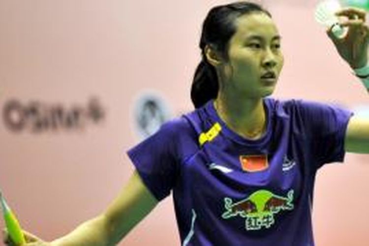 Tunggal putri China, Wang Yihan, melakukan servis pada Han Li (China) di perempat final Hongkong Open Superseries 2013, di Stadion Hongkong Coliseum, Jumat (22/11/2013).