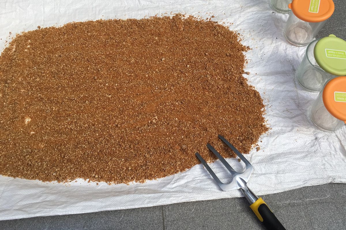 Ilustrasi pupuk bokashi, membuat pupuk bokashi. 