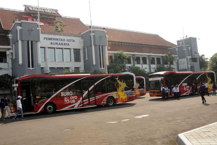 Wali Kota Surabaya Eri Cahyadi meluncurkan armada dan rute baru Suroboyo Bus di Balai Kota Surabaya, Senin (23/8/2021). Selain itu, ia juga meluncurkan sistem pembayaran baru, yaitu pembayaran elektronik, sehingga pembayaran tarif Suroboyo Bus tidak hanya pakai botol plastik, tapi juga bisa pakai uang elektronik.