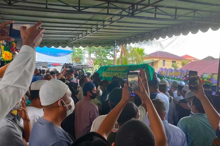 Ratusan warga mengantar jenazah Bupati Kabupaten Seram Bagian Barat, Maluku Muhamad Yasin Payapo menuju lokasi pemakaman keluarga di kawasan Warasia, Kecamatan Sirimau, Kota Ambon, Senin (2/8/2021)