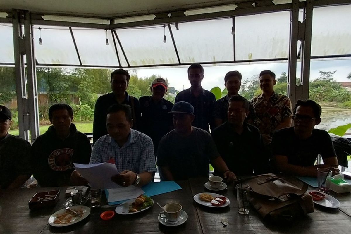 Puluhan kuasa hukum pasien melaporkan RS Jasa Kartini ke Polresta Tasikmalaya karena dinilai mencemarkan nama baik pasien yang mendorong kepala perawat akibat meneriaki pasien di ruang IGD, Jumat (19/8/2022).