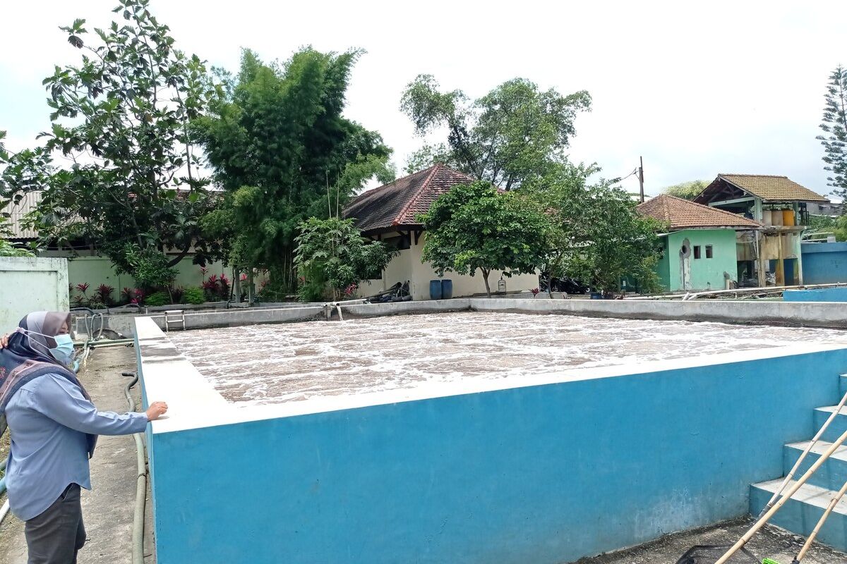 Proses pengolahan limbah cair di UPT LIK Magetan. Sulitnya mendapatkan lumpur aktif membuat UPT LIK membuat inovasi dengan memanfaatkan tinja sebagai lumpur aktif untuk pengembangan mikroorganisme.