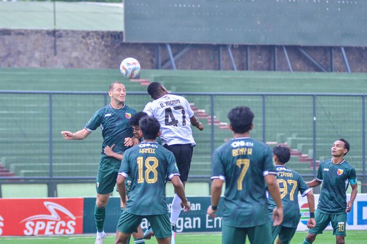 Duel udara Azamat Abdullaev (Persikab) dan Donni Monim (Malut United) pada pertandingan lanjutan Liga 2 2023-2024 antara Persikab vs Malut United di Stadion Siliwangi Bandung, Jumat (13/10/2024).