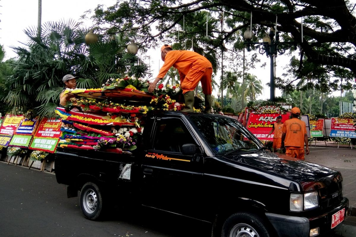 Truk dari Suku Dinas Lingkungan Hidup Jakarta Pusat mengangkut karangan bunga untuk Gubernur dan Wakil Gubernur DKI Jakarta Basuki Tjahaja Purnama-Djarot Saiful Hidayat dari Balai Kota ke Monumen Nasional, Kamis (27/4/2017).