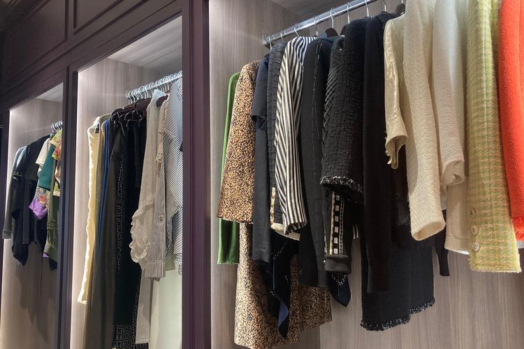 Koleksi barang preloved branded di Buds & Buttons, Jakarta Selatan, Kamis (25/9/2025).