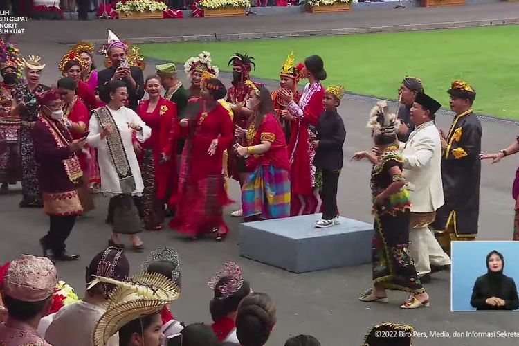 Sejumlah menteri dan hadirin Upacara Peringatan Detik-Detik Proklamasi Kemerdekaan Republik Indonesia berjoget saat penyanyi cilik Farel Prayoga tampil menyanyikan lagu Ojo Dibadingke di halaman Istana Merdeka, Jakarta, Rabu (17/8/2022).