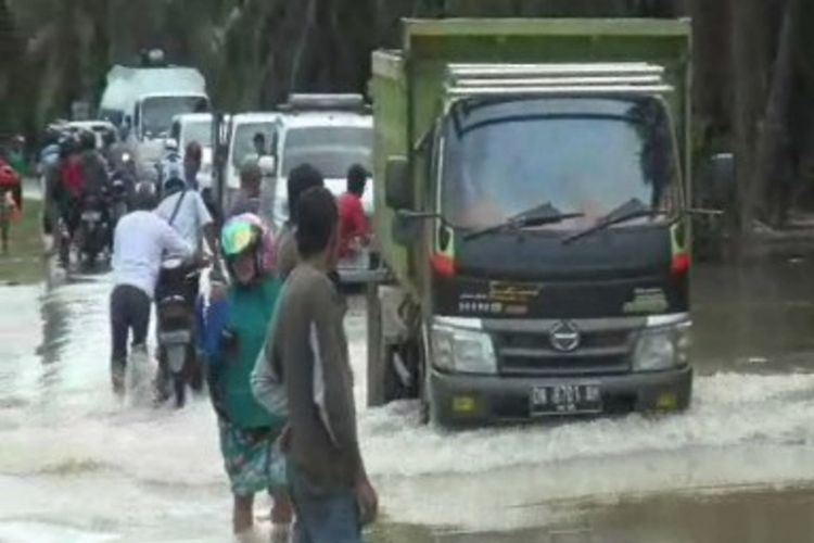 Diguyur hujan sejak subuh hinga Senin (5/6) siang tadi menyebabkan jalan trans Sulawesi terendam banjir hingga setinggi satu meter.