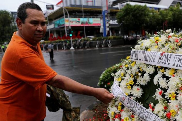 Aiptu Deni Mahieu salah satu korban yang selamat melakukan tabur bunga di Sarinah, Thamrin, Jakarta, Sabtu (14/1/2017). Mereka mengenang kembali aksi terorisme yang terjadi siang hari tepat setahun lalu.