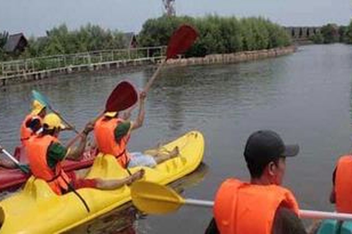 Di Taman Wisata Angke Kapuk, juga bisa melakukan wisata air seperti dengan bermain Kano.