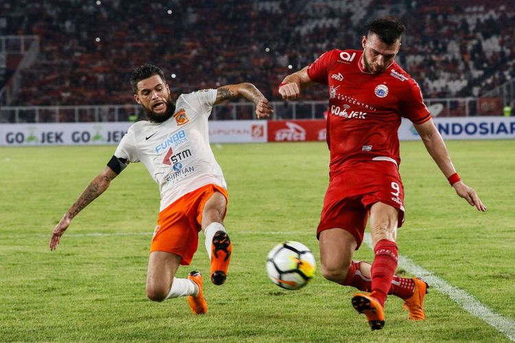 Pemain Persija Jakarta Marko Simic berebut bola dengan pemain Borneo FC saat Liga 1 2018 di Stadion Utama Gelora Bung Karno, Jakarta, Sabtu (14/4/2018). Persija menang dengan skor 2-0.