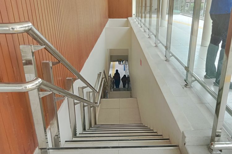Akses tangga menuju lantai 2 di Halte Tosari.
