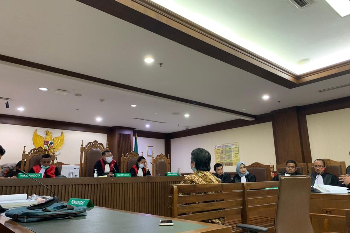 Ade Armando menghadiri sidang sebagai saksi dalam kasus pengeroyokan di depan Gedung DPR, Rabu (27/7/2022). 