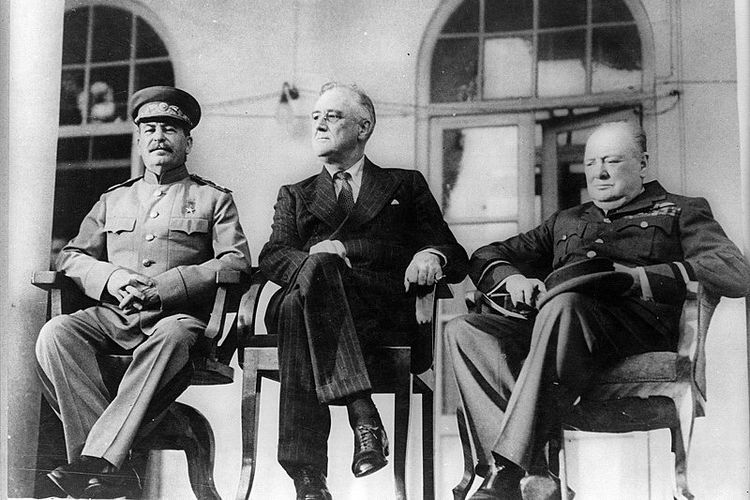 Joseph Stalin bersama Presiden AS Franklin Delano Roosevelt dan PM Inggris Winston Churchill dalam konferensi Teheran pada November 1943. Ketiga pemimpin ini saat itu disebut sebagai Tiga Besar.