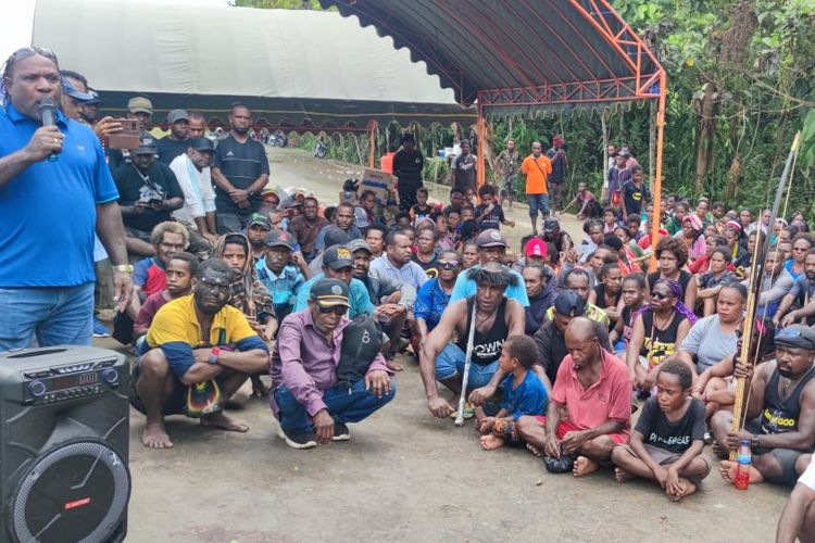 Ratusan orang berada di depan kediaman pribadi Gubernur Papua Lukas Enembe, Jumat (30/9/2022).