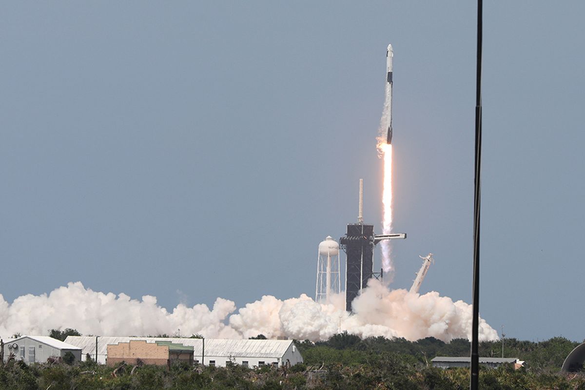 Roket SpaceX Falcon 9 yang membawa kapsul SpaceX Crew Dragon dengan astronot Bob Behnken dan Doug Hurley, lepas landas dari Kennedy Space Center di Florida, AS, Jumat (30/5/2020) atau Sabtu (31/5/2020) waktu Indonesia. NASA meluncurkan dua astronotnya ke Stasiun Luar Angkasa Internasional (ISS) pada hari ini, yang merupakan peluncuran pertama astronot ke orbit oleh pihak swasta dan pesawat luar angkasa berawak pertama NASA dari AS dalam 9 tahun terakhir.