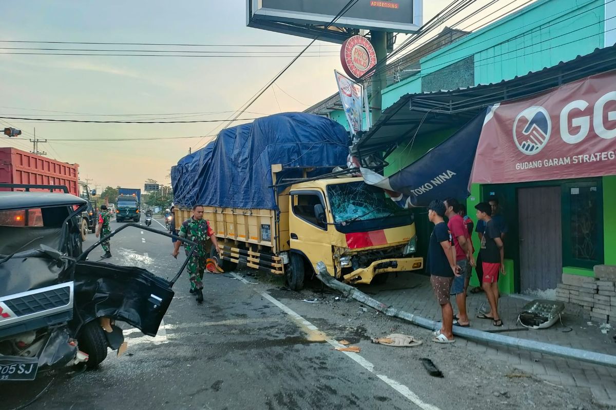 TABRAK TERAS—Sebuah truk menabrak teras rumah warga setelah terlibat dalam kecelakaan beruntun di ruas jalan jurusan Surabaya-Madiun, Desa Tiron, Kecamatan Madiun, Kabupaten Madiun, Jawa Timur, Selasa (27/9/2022). 
