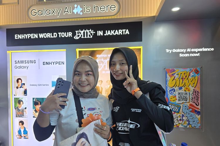 Engene asal Yogyakarta, Erlin (kiri) membeli Galaxy S24 Ultra sekitar sebulan lalu demi bikin video di konser Enhypen. Erlin mengaku sudah mencari tutorial supaya fancamnya bagus. Ia bakal menggunakan fitur Pro Video untuk merekam Heeseung, Jay, Jake, Sunghoon, Sunoo, Jungwon, dan Ni-ki.