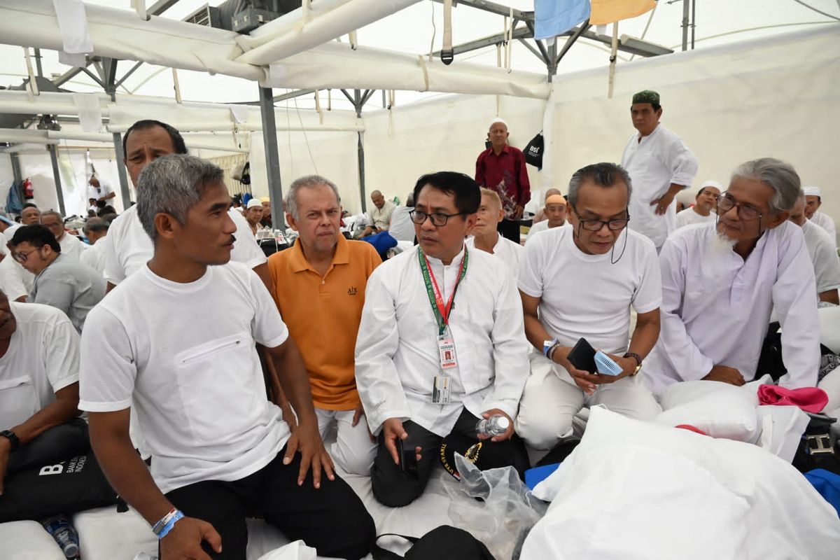 Anggota Komisi VIII Dewan Perwakilan Rakyat (DPR) RI John Kenedy Aziz menerima sejumlah keluhan dari para calon jemaah haji, mulai dari kepanasan di Muzdalifah karena keteralmabatan kedatangan bus, air conditioner (AC) tidak berfungsi, overcapacity tenda, hingga toilet kurang.