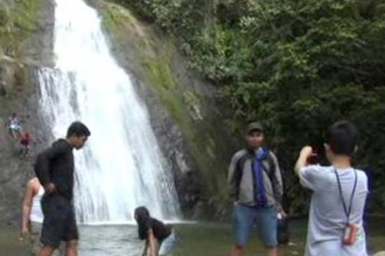 Air Terjun Liawan bersusun tujuh di Kecamatan Sumarorong, Kabupaten Mamasa, Sulawesi Barat potensial menarik minat pengunjung untuk betah berlama-lama di tempat ini.