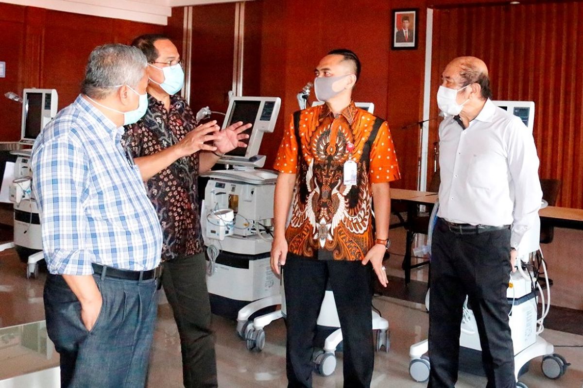Penyerahan donasi Astra tahap kedua senilai Rp 30 miliar di Surabaya, Selasa (7/4/2020)