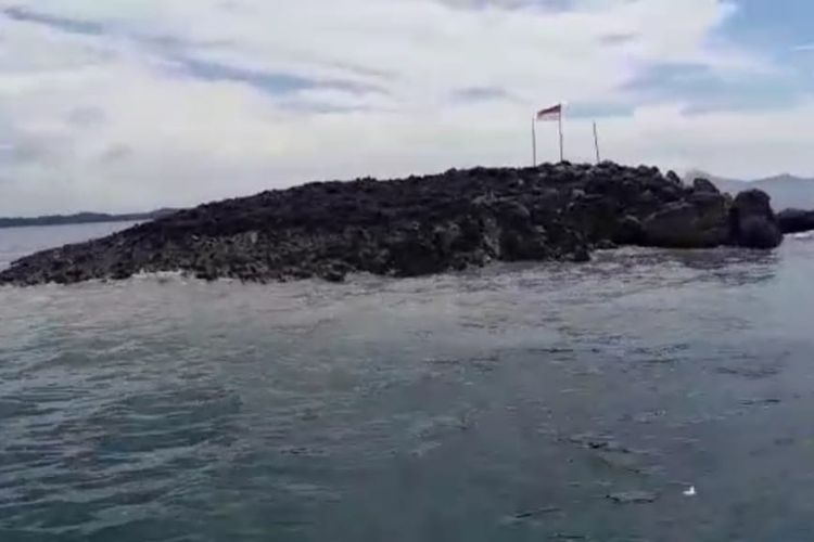 Penampakan salah satu dari tiga Pulau baru yang baru muncul usai gempa 7,5 magnitudo di Kepulauan Tanimbar Maluku. Pulau tersebut berada di laut desa Teineman kecamatan Wuar Labobar