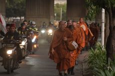 Peringati Waisak di Candi Borobudur, Puluhan Biksu yang Berjalan Kaki dari Thailand Tiba di Kota Bekasi