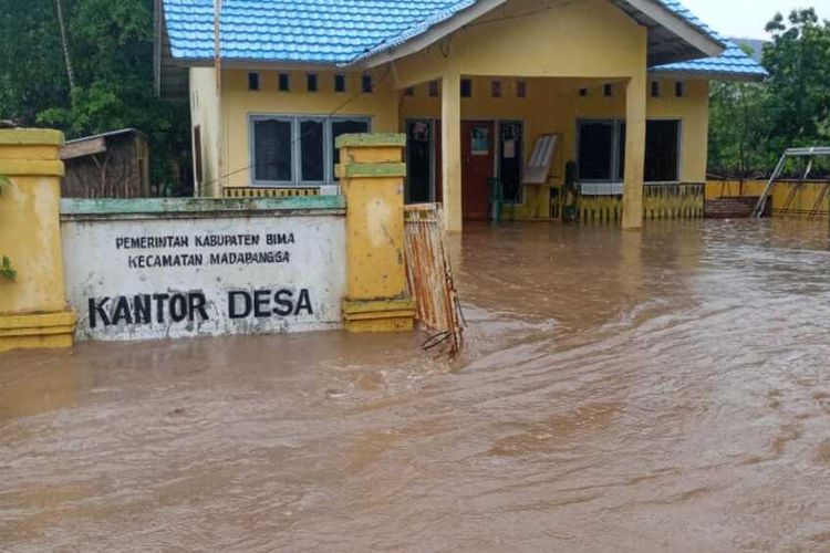 Banjir bandang merendam tiga desa di Kabupaten Bima akibat luapan sungai usai diguyur hujan, Senin (14/12/2020)