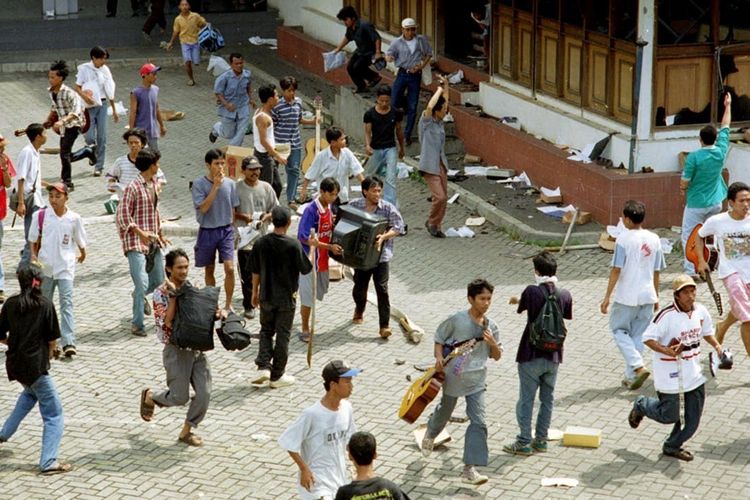 Penjarah pada 14 Mei 1998 di Jakarta.