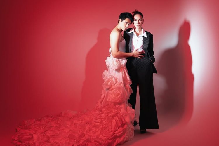 5 Gaya Foto Anniversary Luna Maya dan Maxime Bouttier, Tema Tukar Peran