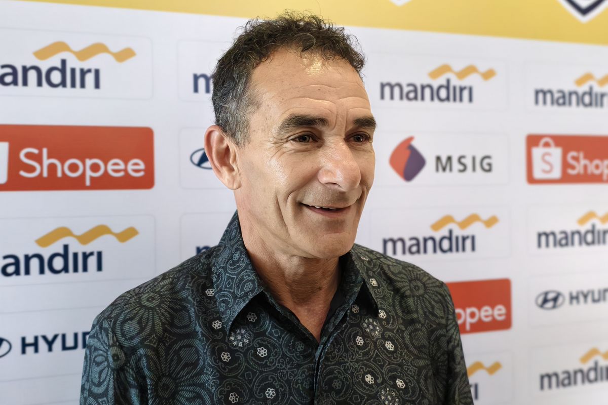 Pelatih Timnas U23 Indonesia Gerald Vanenburg berbicara kepada media usai acara drawing ASEAN U23 Championship 2025 di Jimbaran, Bali, pada Jumat (30/5).