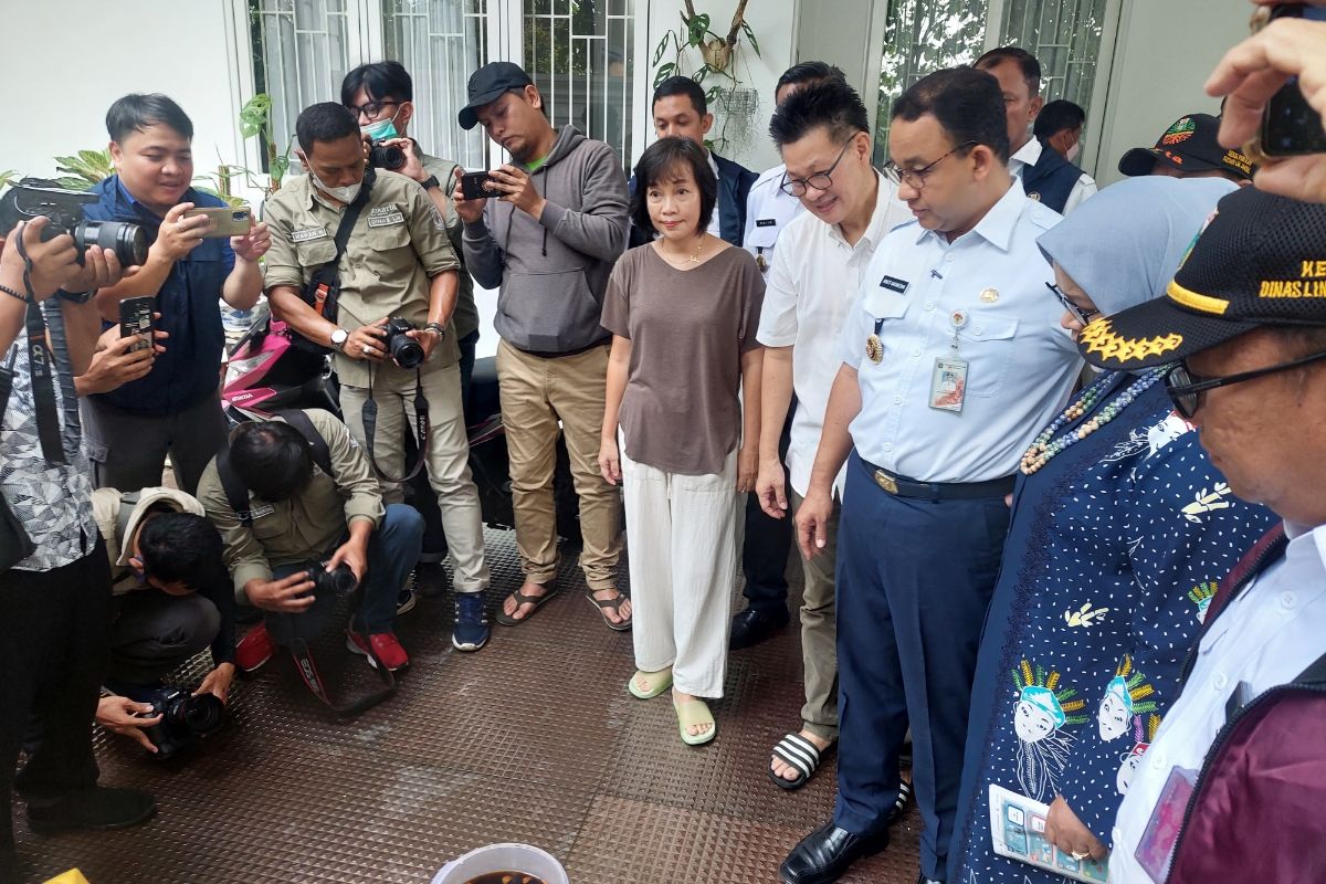 Gubernur DKI Jakarta Anies Baswedan saat meninjau penerapan model area pemilahan sampah di sumber di Bumi Pesanggrahan Mas (BMS), Jalan Pondok I, RW08, Petukangan Selatan, Pesanggrahan, Jakarta Selatan, Rabu (5/10/2022) pagi.