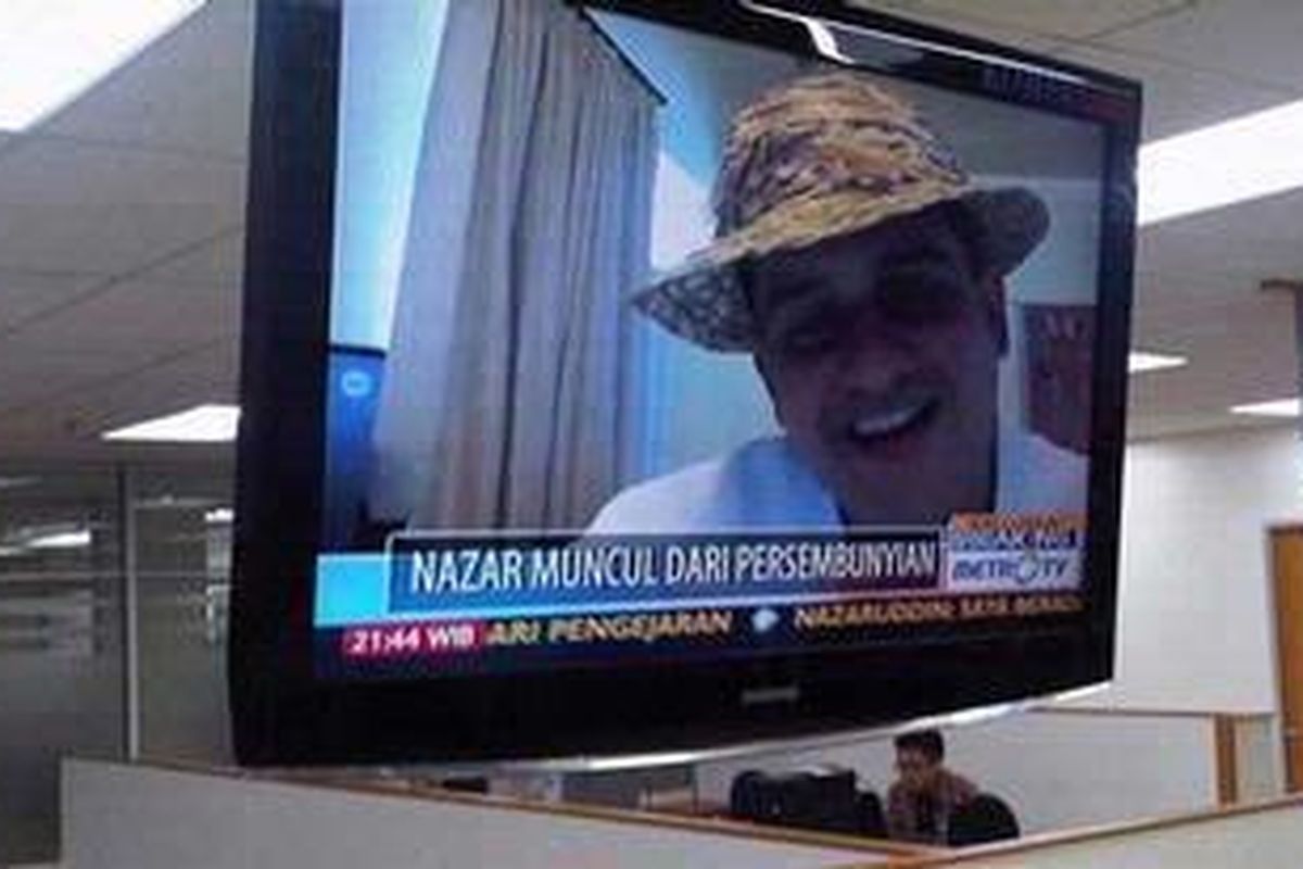 Mantan Bendahara Umum Partai Demokrat M Nazaruddin muncul di hadapan publik melalui wawancara via jaringan Skype dengan jurnalis warga Iwan Piliang, yang disiarkan Metro TV, Jumat (22/7/2011) malam.