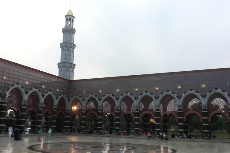 Pelataran Masjid Dian Al Mahri atau yang lebih dikenal sebagai Masjid Kubah Emas yang berlokasi di Jalan Raya Meruyung, Sawangan, Depok. Foto diambil pada Senin (5/6/2017).