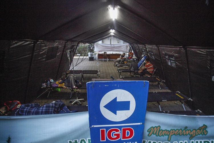Sejumlah pasien berada di tenda darurat Rumah Sakit Umum Daerah (RSUD) Cibinong, Kabupaten Bogor, Jawa Barat, Kamis (24/6/2021). RSUD Cibinong memasang tenda untuk menampung pasien yang akan masuk ke IGD, karena ketersediaan kamar rawat menipis yaitu dari sebanyak 242 tempat tidur telah terisi 90 persen yang disebabkan lonjakan pasien COVID-19 beberapa hari terakhir di Kabupaten Bogor. ANTARA FOTO/Yulius Satria Wijaya/rwa.