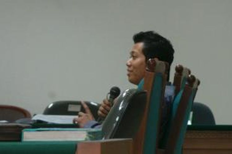 Ridwan Hakim, putra Ketua Majelis Syuro PKS Hilmi Aminuddin, saat bersaksi dalam persidangan kasus dugaan suap impor daging sapi, dengan terdakwa Ahmad Fathanah, Kamis (19/8/2013), di Pengadilan Tipikor, Jakarta.