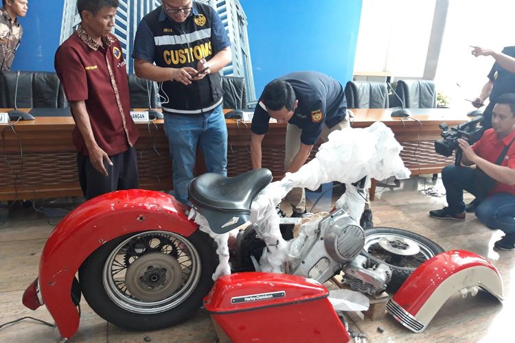 Direktorat Jenderal Bea dan Cukai (DJBC) Kementerian Keuangan menunjukkan kepada awak media onderdil atau suku cadang motor Harley Davidson dan sepeda Brompton ilegal yang diselundupkan di pesawat baru milik Maskapai Garuda Indonesia berjenis Airbus A330-900 NEO di Jakarta, Kamis (5/11/2019).