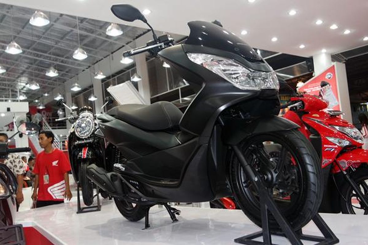 Varian warna baru Honda PCX, Masterpiece Matte Black, akhirnya diperkenalkan untuk publik di booth diler utama Honda, Wahana Makmur Sejati (WMS), di Jakarta Fair Kemayoran 2015, Jumat (29/5/2015).