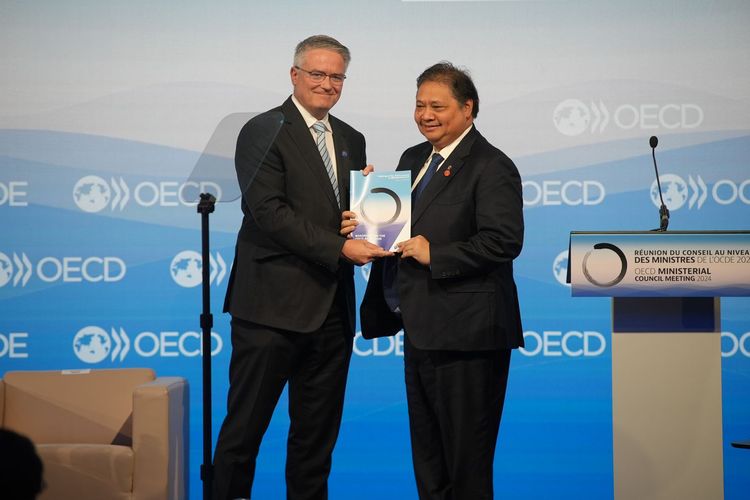 Menteri Koordinator (Menko) Bidang Perekonomian Airlangga Hartarto menerima Peta Jalan Aksesi Keanggotaan OECD pada pembukaan Pertemuan Tingkat Menteri OECD di Paris, Kamis (2/5/2024)