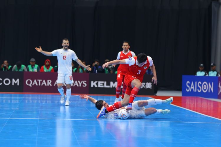 Duel para pemain dalam laga Timnas Futsal Indonesia vs Iran pada final Piala Asia Futsal 2026 di Indonesia Arena, Sabtu (7/2/2026) malam WIB.