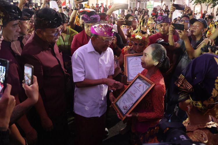 Koster Beri Penghargaan kepada 3 Maestro Tari Buleleng saat Pembukaan Bulfest 2026