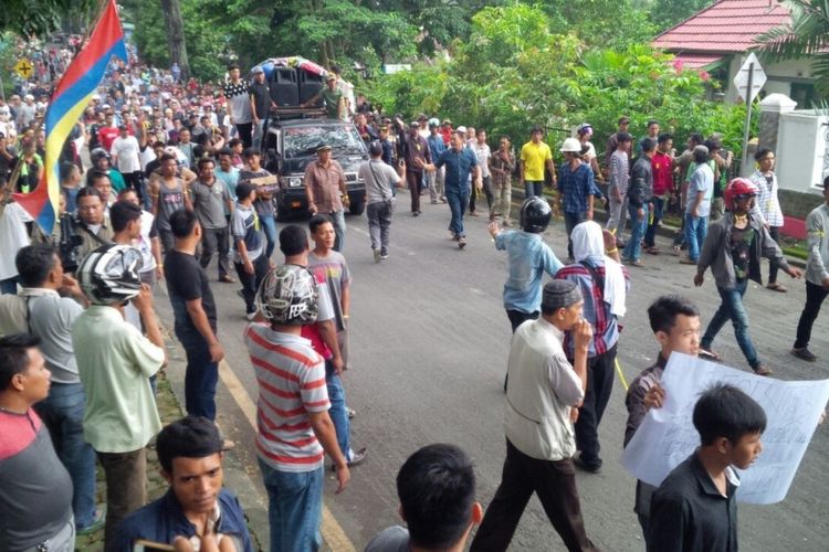 Aksi demo di kabupaten Lahat, Sumatera Selatan ratusan masa meminta dilakukan PSU dalam penyelenggaraan Bupati dan Wakil Bupati Lahat.