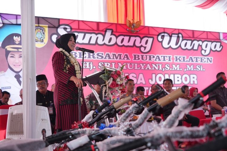 Bupati Klaten Sri Mulyani saat menghadiri acara Sambang Warga di Desa Jombor, Kecamatan Ceper, Kabupaten Klaten, Jawa Tengah, Jumat (6/9/2024). 