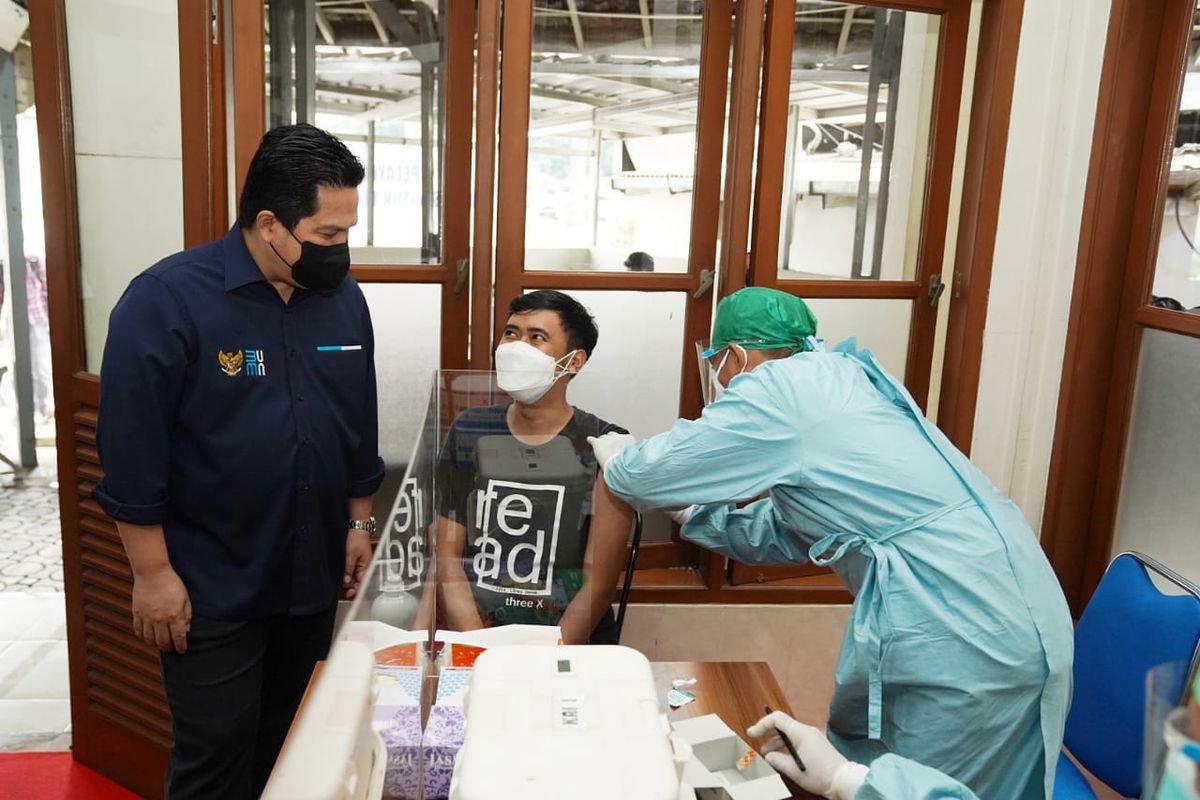 Menteri Badan Usaha Milik Negara (BUMN) Erick Thohir saat mantau proses layanan vaksinasi Covid-19 gratis di Stasiun Bandung, Jawa Barat, Sabtu (10/7/2021).