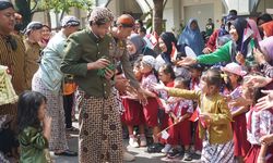 Kirab Pusaka Hari Jadi Ke-831 Trenggalek, Mas Ipin Bagikan Hasil Bumi untuk Tolak Bala