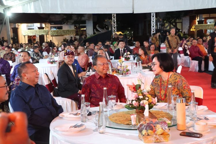 Prosesi Pisah Sambut Kepala Kejaksaan Tinggi Bali di Kantor Kejati Bali, Denpasar, pada Jumat (31/10/2025) malam.
