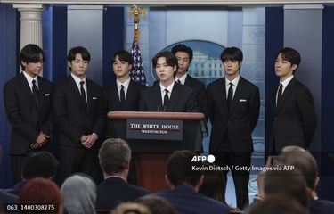 Para member BTS (dari kiri) V, Jungkook, Jimin, Suga, RM, Jin, dan J-Hope menghadiri konferensi pers di Gedung Putih, Washington DC, 31 Mei 2022. Pada Senin (17/10/2022), BigHit Music mengumumkan bahwa para member BTS akan menjalani wajib militer.